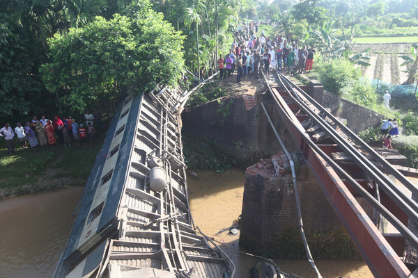 ▲▼孟加拉火車24日發生出軌意外。（圖／路透）