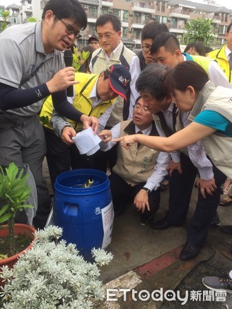 ▲衛生福利部陳時中部長、疾病管制署署長周志浩及台南市長黃偉哲，出席台南市中西區西湖里多元農園辦理之「2019年高風險農園登革熱防治示範觀摩」。（圖／記者林悅翻攝，下同）