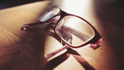 已是折扣價!配眼鏡「噴1萬7千元」他傻了 內行一算揭:合理