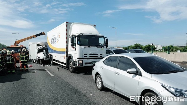 ▲國道二號25日上午8時發生連環4輛車追撞車禍，造成1人受困變形車體。（圖／記者沈繼昌翻攝）