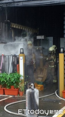▲台南市台南市東區東門路二段一處餐廳發生火警，消防局出動大批消防人車前往搶救。（圖／記者林悅翻攝，下同）