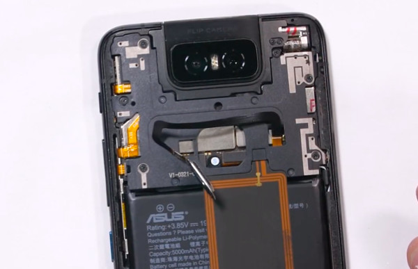 ▲華碩ZenFone 6拆機測試　揭密翻轉鏡頭內部結構。（圖／翻攝youtube）