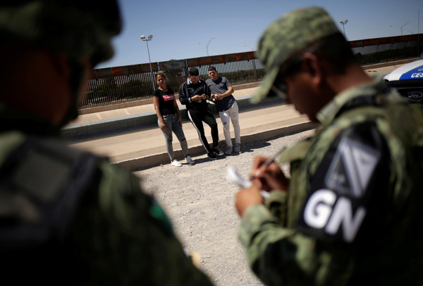 ▲▼墨西哥國家衛隊成員拘留來自古巴的非法移民。（圖／路透）