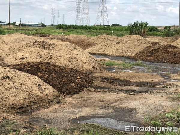 ▲台南市環保局發現新營區雙營橋右方農地堆放大量牛、雞排泄物，現場除責令地主立即改善外，並依空污法告發。（圖／記者林悅翻攝）