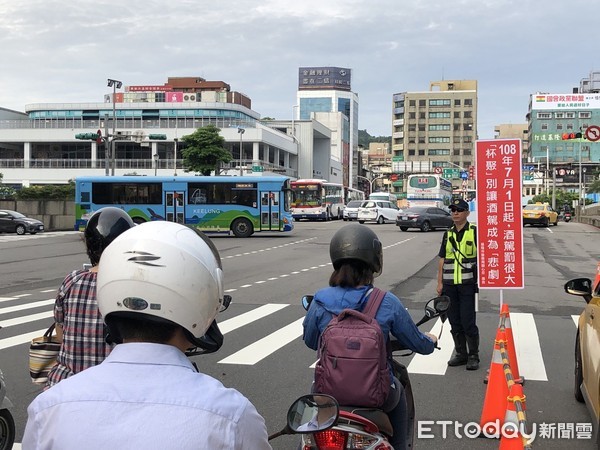 ▲ 酒駕新法7月上路「酒駕最重判無期」 基隆警路口舉牌宣導超吸睛。（圖／記者郭世賢翻攝）