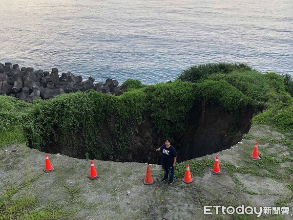 ▲▼花蓮鹽寮海岸發現10米深天坑          。（圖／記者蕭可正翻攝）