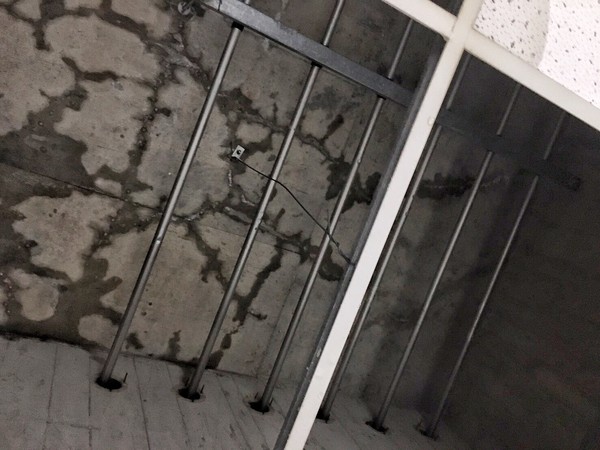 ▲▼樓梯間公設天花板也嚴重漏水。（圖／民眾JJ提供）