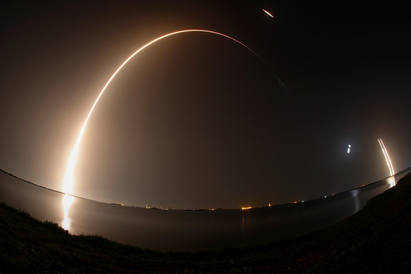 ▲▼ 福衛七號在美國搭乘SpaceX獵鷹重型火箭發射升空，在夜空中畫出一道美麗的弧線。       （圖／路透）