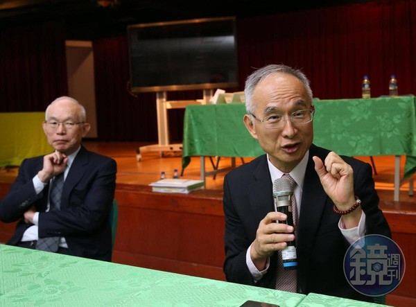 亞太電信董事長呂芳銘（右）表示，「有線電視不怕競爭，要的是公平競爭，NCC不能掐著脖子，卻讓另一隻出去外面咬人。」