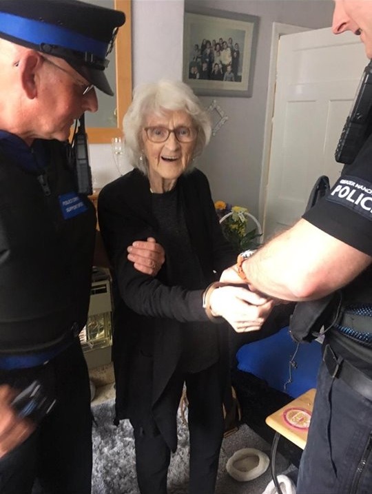 ▲▼當93年乖乖牌，白髮嬤自願被抓「進警局初體驗」。（圖／翻攝自推特／sterlingsop）