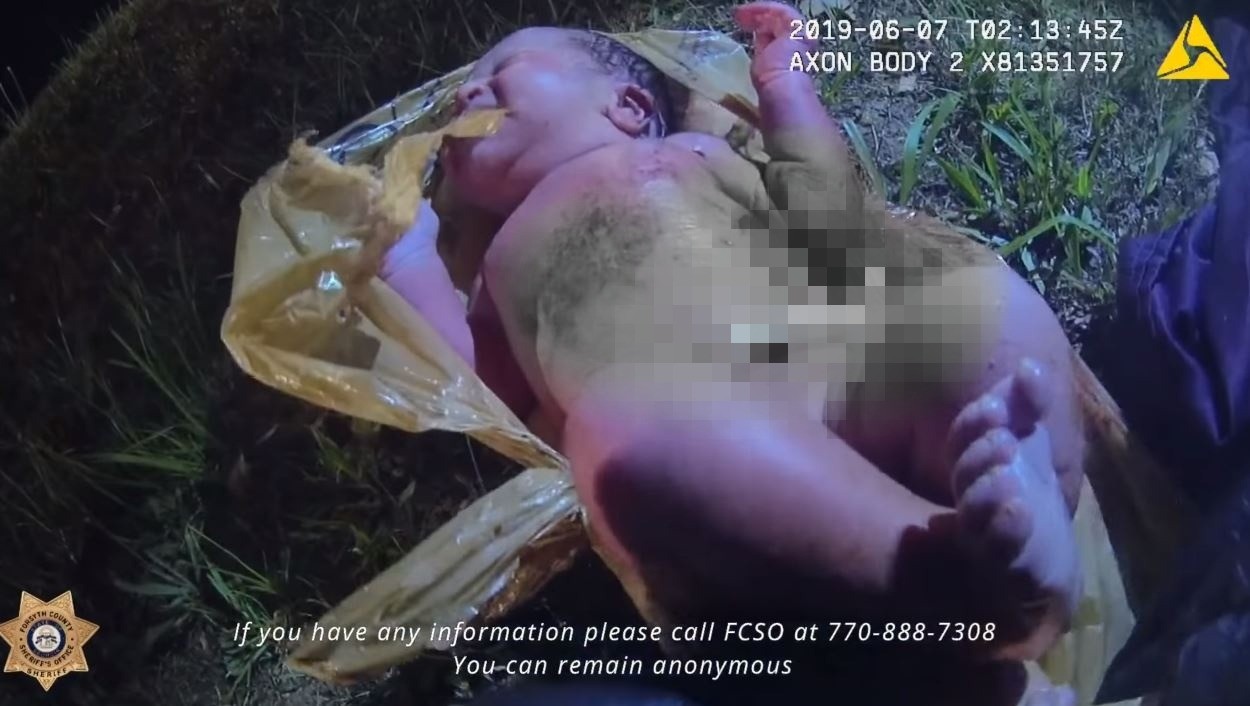 ▲▼女嬰被包在塑膠袋裡丟棄樹林中。（圖／翻攝自Facebook／Forsyth County Sheriff`s Office）