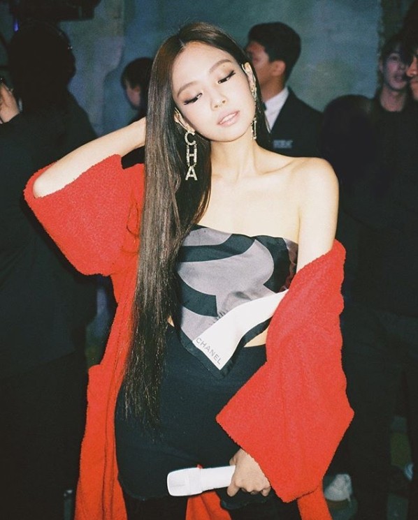 ▲絲巾當衣服。（圖／翻攝自Jennie IG）