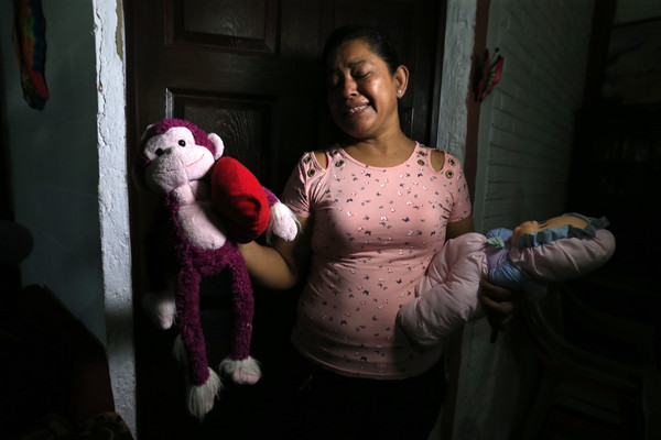 ▲▼薩爾瓦多一名父親與兩歲女童溺死在河邊，兩人原本想跨越邊境進入美國。女童的奶奶得知死訊後非常悲痛。（圖／達志影像／美聯社） 