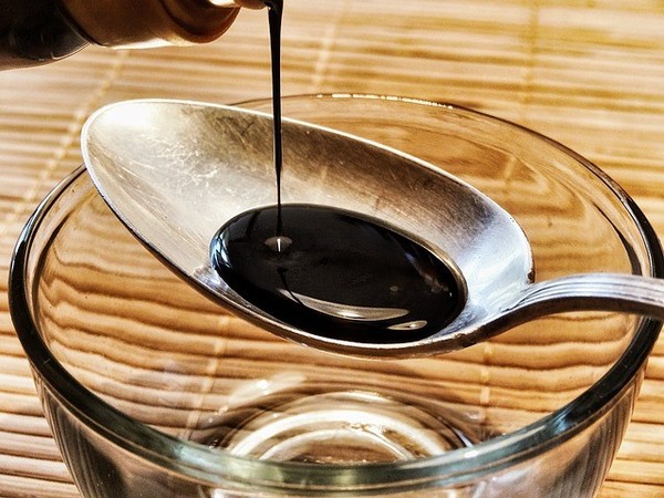 釀造的醬油色澤為深褐色、易透光。（示意圖／Pixabay免費圖庫） 