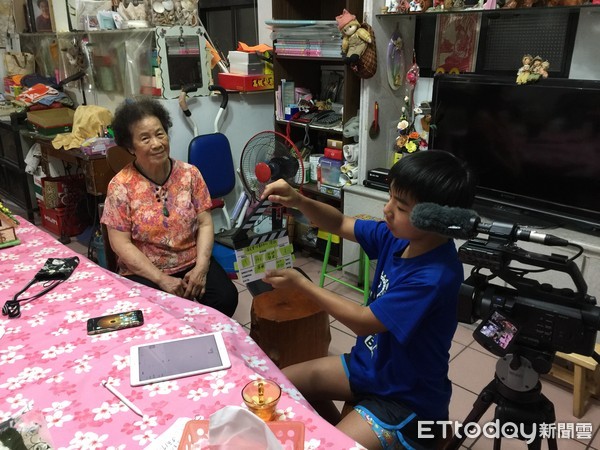 ▲▼羅東鎮北成國小的小記者們，利用攝影機紀錄社區裡阿公阿嬤的故事。（圖／信義房屋提供）