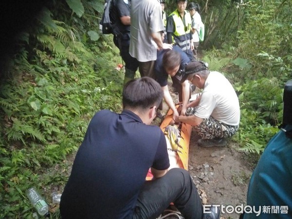 ▲▼救援人員獲報趕到現場接手急救並以擔架將彭姓男子抬運下山。（圖／記者王兆麟翻攝，下同）