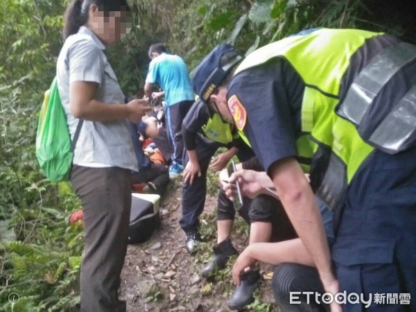 ▲▼救援人員獲報趕到現場接手急救並以擔架將彭姓男子抬運下山。（圖／記者王兆麟翻攝，下同）