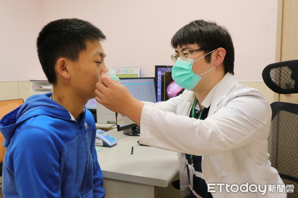 ▲▼亞大醫院感染科主治醫師張為碩提醒患者應配戴口罩才不會傳染他人。（圖非當事人）。（圖／亞大醫院提供）