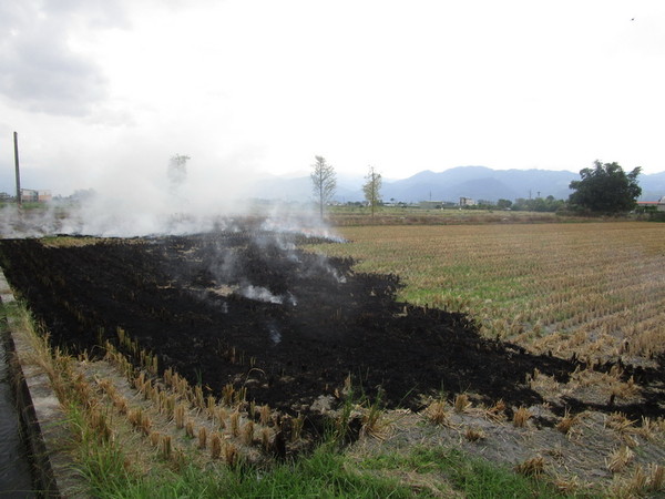 ▲▼農民燃燒稻草，會被裁處10萬元以下罰鍰。（圖／宜蘭環保局提供，下同）