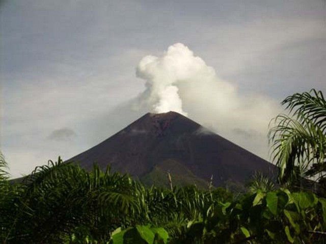 ▲▼巴布亞紐幾內亞烏拉旺火山。（圖／翻攝自維基百科）
