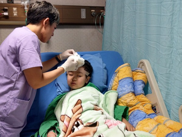 ▲復原情況好的普悠瑪最小重傷者謝沛帛，27日手術順利取出腦部4根鋼釘。（圖／羅東博愛醫院提供）