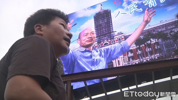 ▲受到韓市長感召,鄧先生無償提供百萬T霸助選 。（圖／記者傅誠攝）