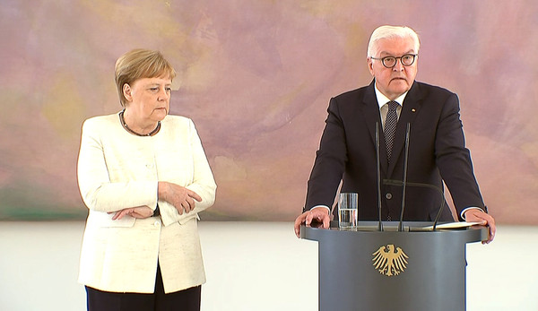 ▲▼ 德國總理梅克爾（Angela Merkel）27日上午與德國總統史坦麥爾見面時，再度出現身體明顯晃動的情況。（圖／路透）