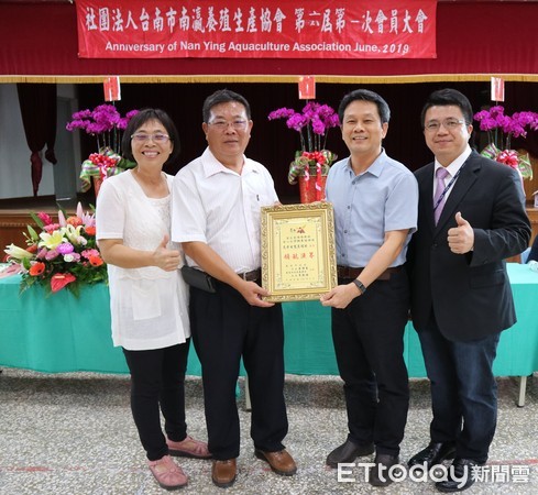 ▲台灣鯛養殖達人南瀛養殖協會理事長周志亮、蔡阿玉夫妻，近年來推廣在地台灣鯛申請ASC-ISRTA國際驗證、TGAP、ISO22000成績斐然。（圖／記者林悅翻攝）