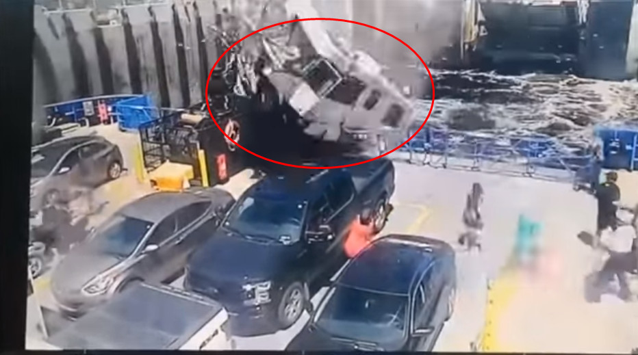 ▲加拿大魁北克省一輛廂型車失控衝港口，飛上渡輪砸壞。（圖／翻攝自YouTube）