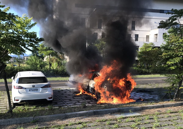 ▲▼宜蘭陽大醫院附近停車，28日一早發生火燒車。（圖／讀者提供，下同）