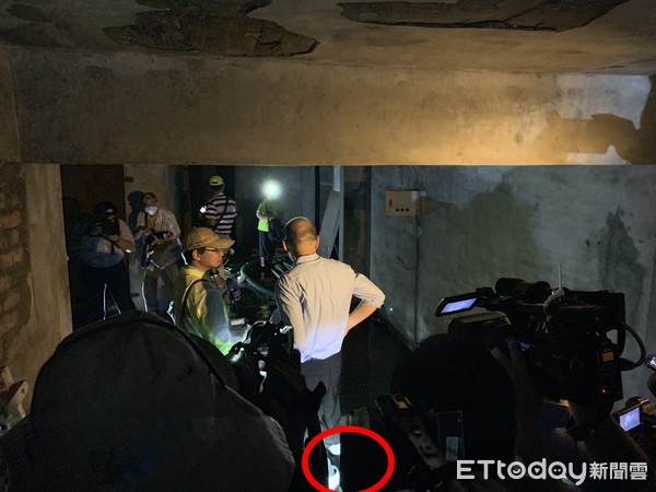 ▲韓國瑜穿雨鞋親自進入積水地下室來視察防治登革熱情況            。（圖／記者吳奕靖攝）