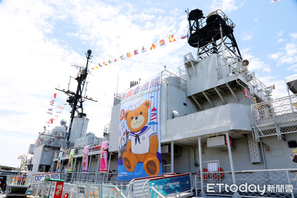 ▲台南安平德陽艦變身成泰迪熊主題博物館！德陽艦園區與泰迪熊跨界合作推出「遇艦泰迪熊－航行世界之旅」特展。（圖／記者林悅翻攝，下同）