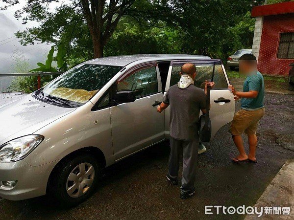 ▲▼鍾姓男子與友人因車輛拋錨流落桃園復興山區。（圖／大溪警分局提供）