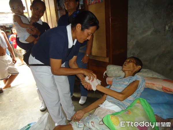 ▲▼菲律賓慈濟志工Lilia Zarate，法號是慮莉，曾因災難受助，如今她投入慈善訪視幫助別人。（圖／慈濟基金會提供）