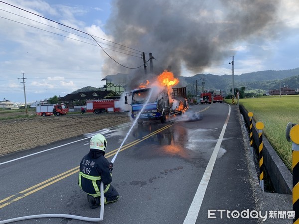 ▲▼宜蘭一大貨車火燒車，濃煙衝天嚇人。（圖／宜蘭消防局供，下同）