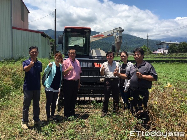 ▲▼機械化採收大豆每公頃只要1.2萬元，農糧署東區分署助宜蘭豆農提競爭力。（圖／游芳男翻攝，下同）