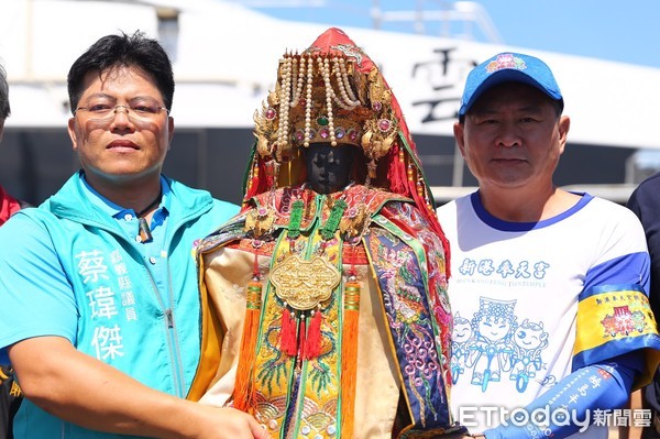 ▲▼ 新港奉天宮「馨護臺灣 祈禱平安」活動天上聖母聖駕28日抵達首站澎湖，並登上特別訂製的鳳尾鑾車。（圖／記者翁伊森翻攝，下同）