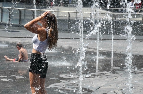 ▲▼2019年6月歐洲熱浪，義大利米蘭一名女子在噴水池廣場戲水消暑。（圖／達志影像／美聯社）