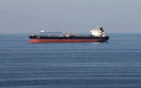 ▲▼一艘油輪通過波斯灣荷莫茲海峽（Strait of Hormuz）。（圖／路透）
