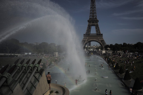 ▲▼歐洲熱浪，法國民眾在巴黎投卡德侯花園（Trocadero gardens）噴水池戲水消暑。（圖／達志影像／美聯社）