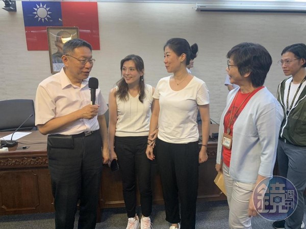 柯P這場不公開的聚會，出席者多數都是年輕人，柯的心腹蔡壁如（紅衣者）也陪同。（讀者提供）