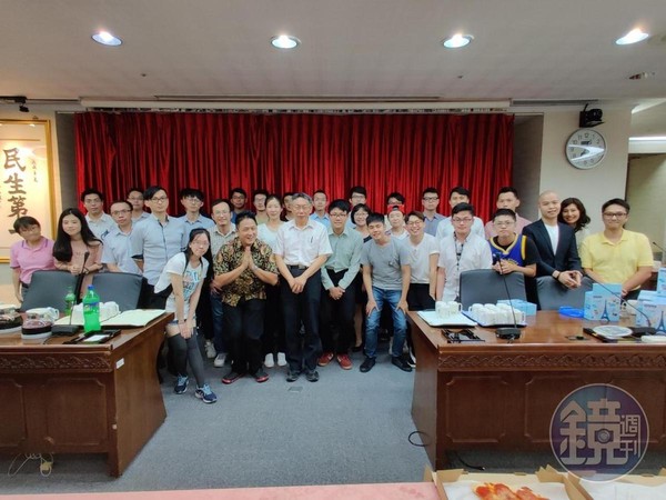 柯文哲出席海選應徵者的聚會，還與他們大合照。（讀者提供）