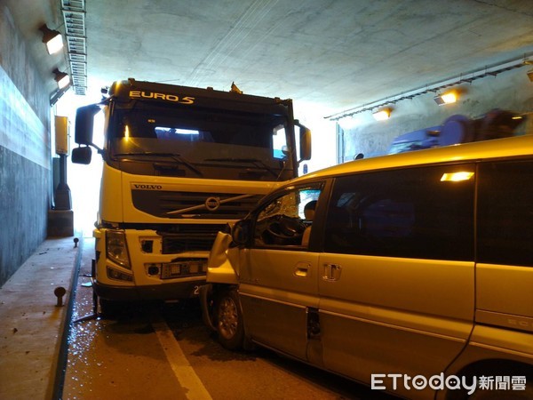 ▲聯結車與廂型車在花蓮海濱隧道入口處發生互撞車禍。（圖／記者王兆麟翻攝，下同）