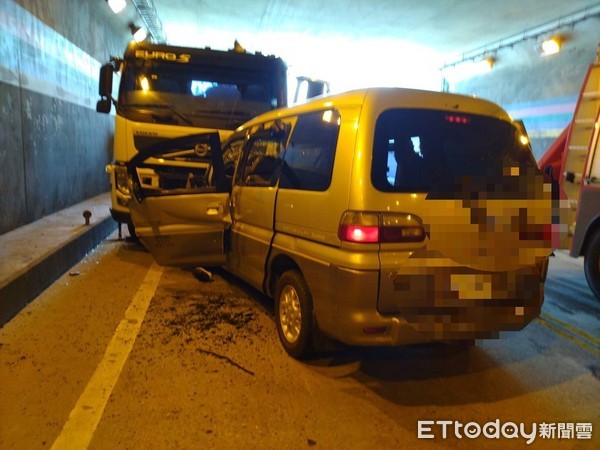 ▲▼聯結車與廂型車在花蓮海濱隧道入口處發生互撞車禍。（圖／記者王兆麟翻攝，下同）