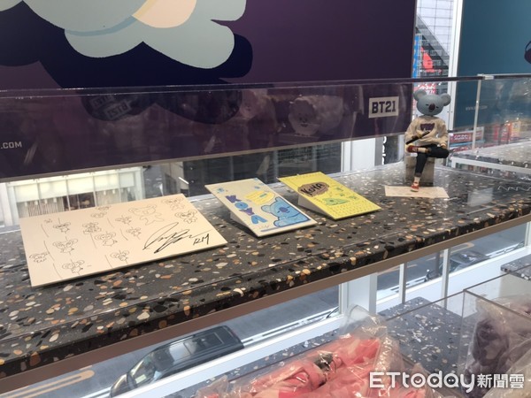 ▲東京直擊／BT21親筆創作手稿　只有LINE FRIENDS原宿旗艦店看得到。（圖／記者姚惠茹攝）