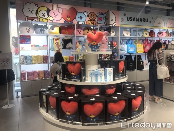 ▲東京直擊／BT21親筆創作手稿　只有LINE FRIENDS原宿旗艦店看得到。（圖／記者姚惠茹攝）