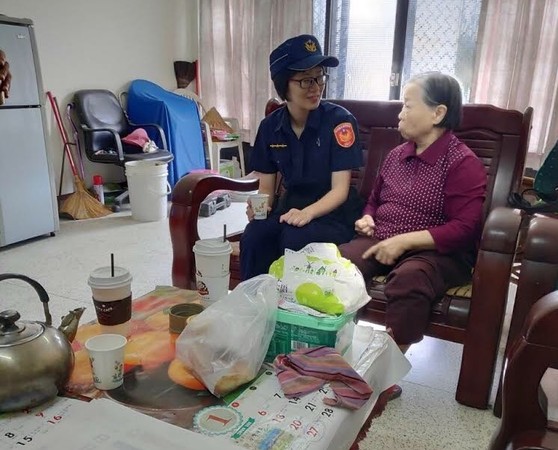 ▲可愛女警訪獨居老奶奶　「一年多不間斷」一封信讓善行曝光。（圖／記者陳凱力翻攝）