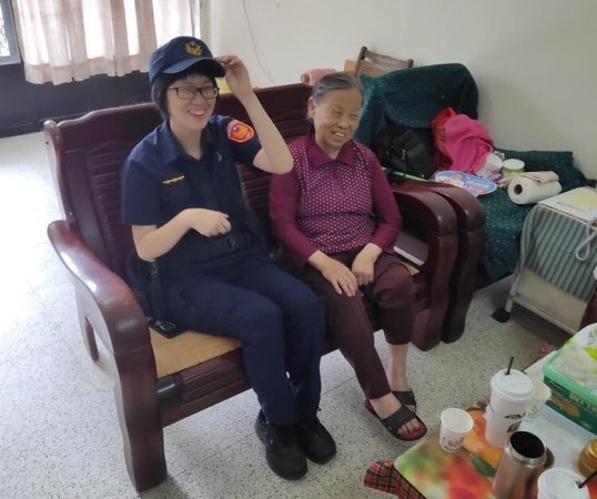 ▲可愛女警訪獨居老奶奶　「一年多不間斷」一封信讓善行曝光。（圖／記者陳凱力翻攝）