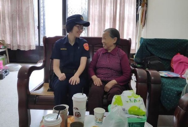 ▲可愛女警訪獨居老奶奶　「一年多不間斷」一封信讓善行曝光。（圖／記者陳凱力翻攝）