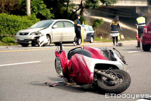 ▲車禍現場疑點重重，但警方以一句「偵查不公開」，家屬只能自己ＰＯ網找真相，效率果真比警察還高。（圖／記者黃孟珍攝）